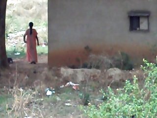 desi lady pissing behind her house 2